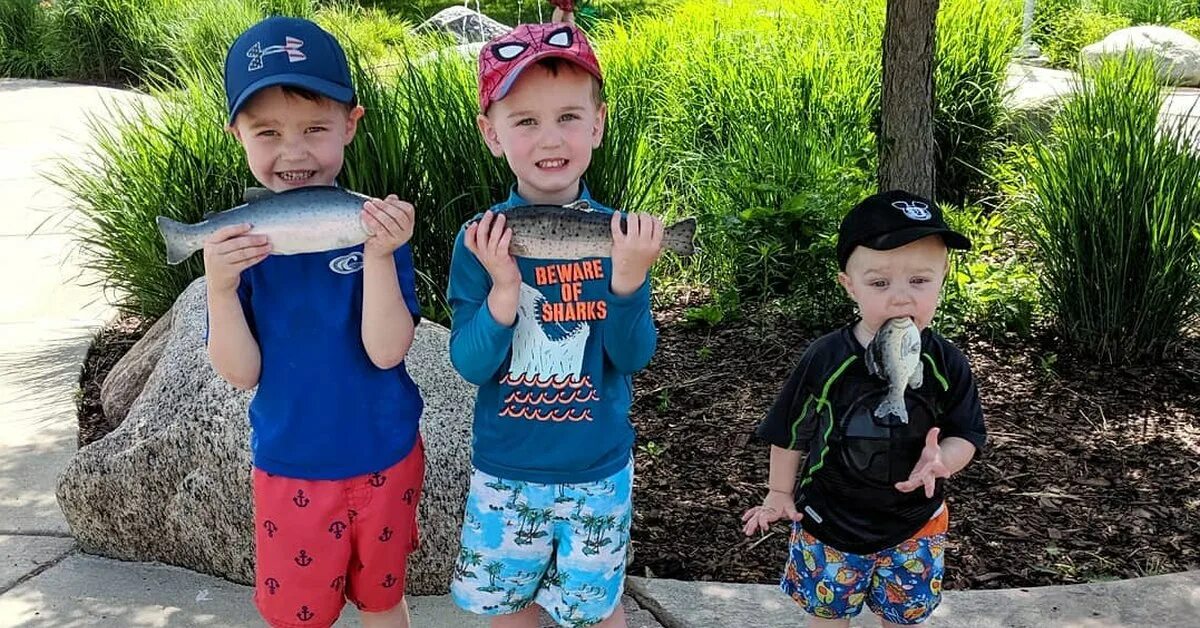 Три ребенка с рыбой. Три брата рыба. Рыба для детей.
