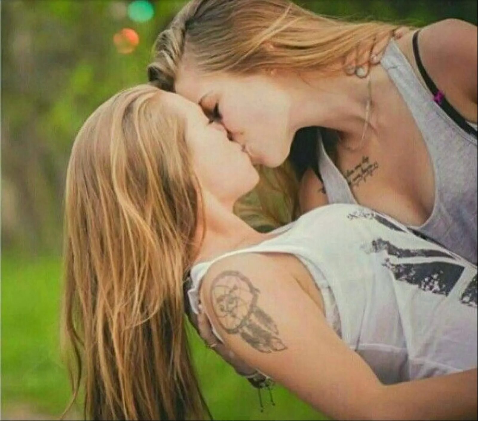 Lissa lesbians. Красивые лесбийские пары. Поцелуй девушек. Поцелуй двух девушек. Девушка целует девушку.