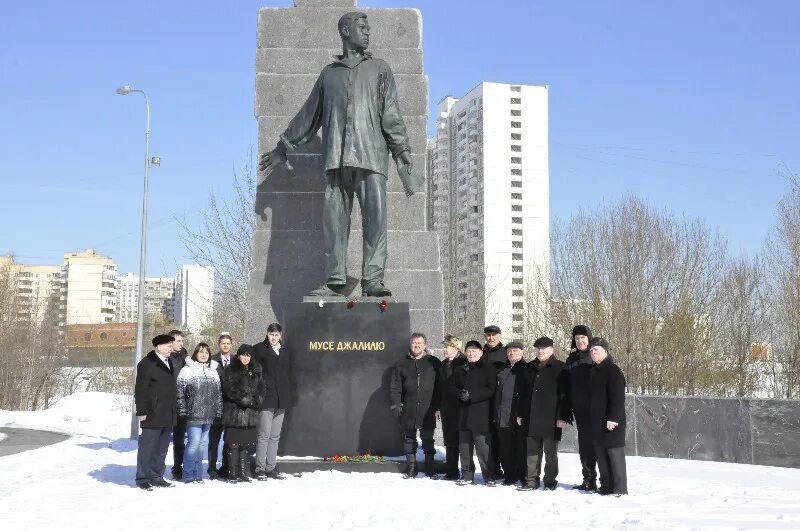 Памятники муса джалиль мензелинск. Памятник возле школы погибшим в чечне в районе зябликово. Памятник мусе джалилю в москве на зябликово. Памятник мусы джалиля в зябликово. Бюст мусы джалиля.