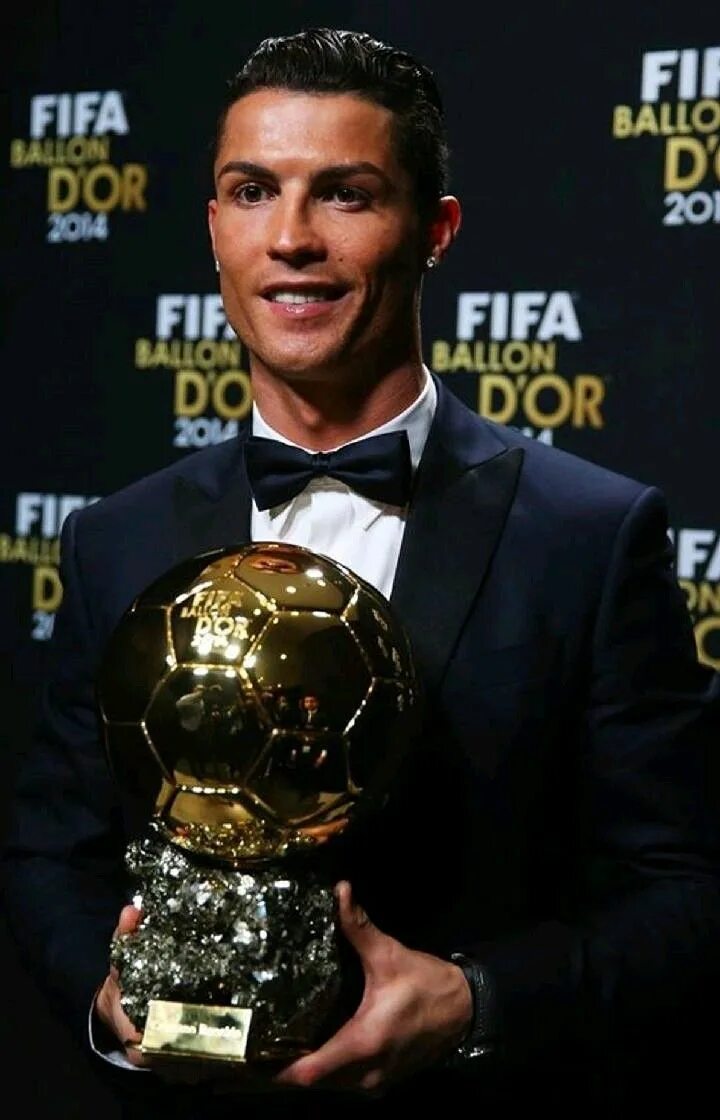 Роналдо золотой мяч 2014. Криштиану Роналду 2014 золотой мяч. Криштиану Роналду с золотым мячом. Cristiano Ronaldo золотой мяч.