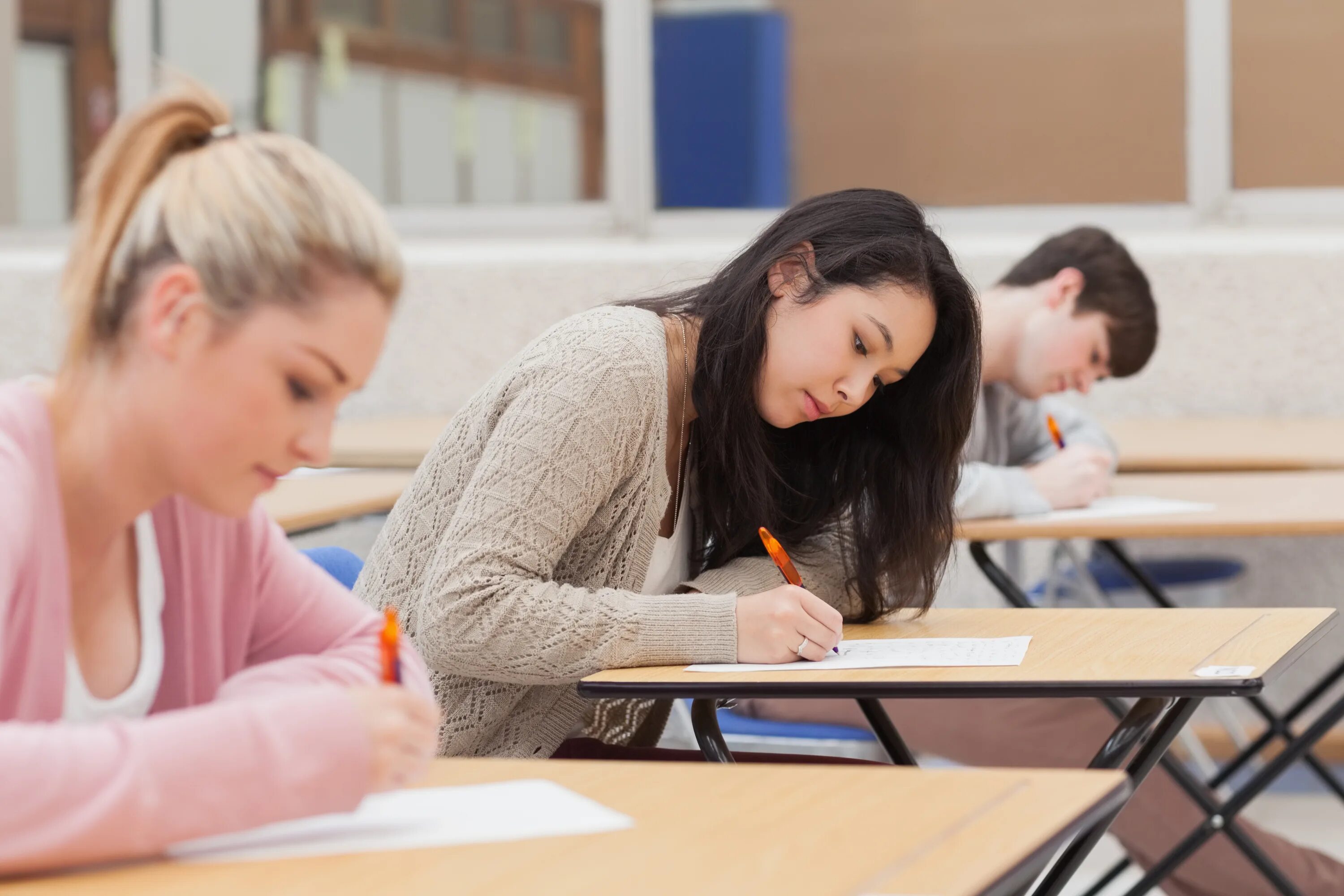 Examination student. Студент на экзамене. Подготовка к экзаменам. Письменный экзамен. Студент за партой.