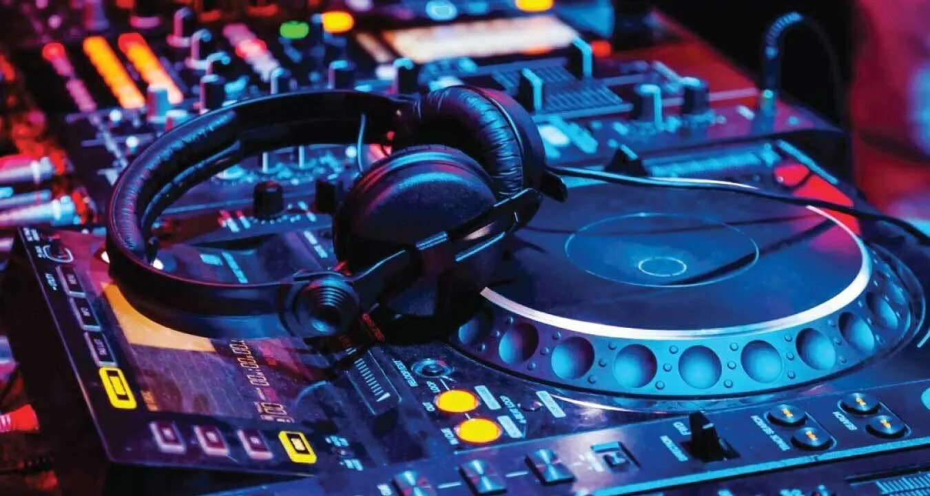Bass house mix. Клубные девушки. 12. Диджейский пульт и наушники. Dj mix 2020.