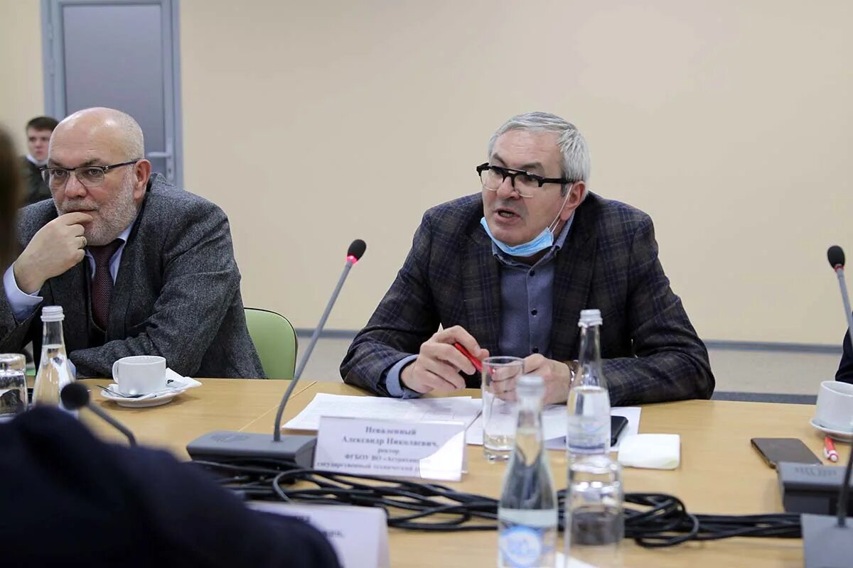 Ректор астраханского университета агту. Ректор института рггу ведущий тв. Агту ректор. Лычагов александр айдынович. Ректор пименов агту.