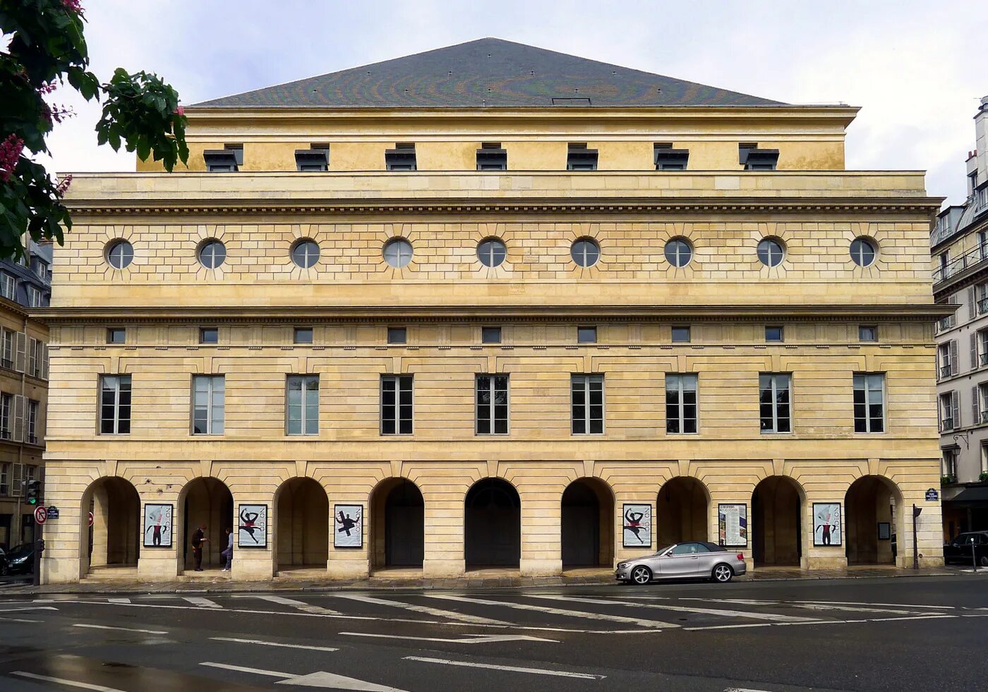 Театр на улице. Театр опера гарнье в париже. Театр одеон. Парижский театр 5 букв. Античное здание для певцов 5 букв сканворд.