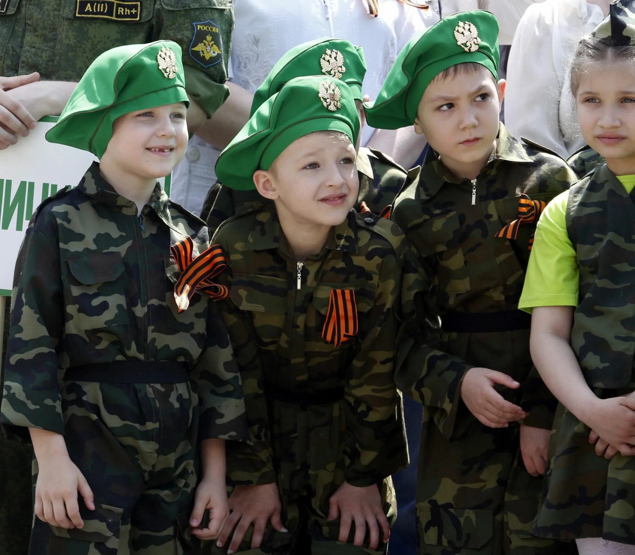 День победы подростки. Военная форма для школьников. Военный с ребенком. Детские военные. Дети в форме.