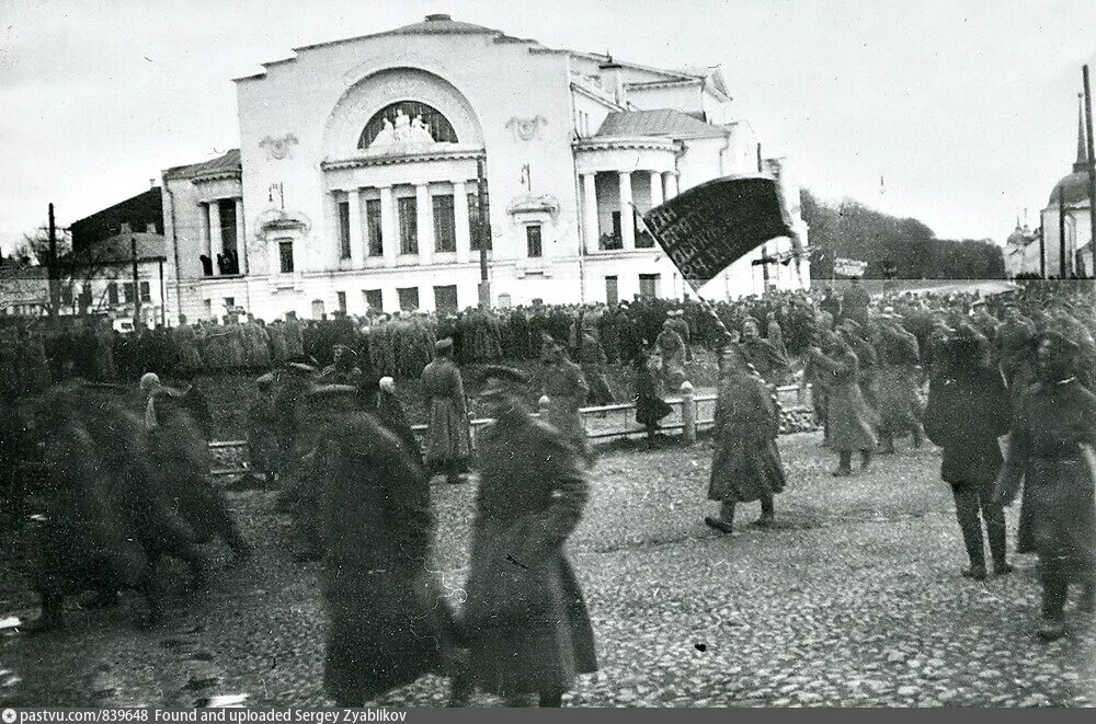 После 1917 года. Театральная площадь 1917. ярославль в 1917 году. революция в ярославле 1917 года. ярославский театр 1918.
