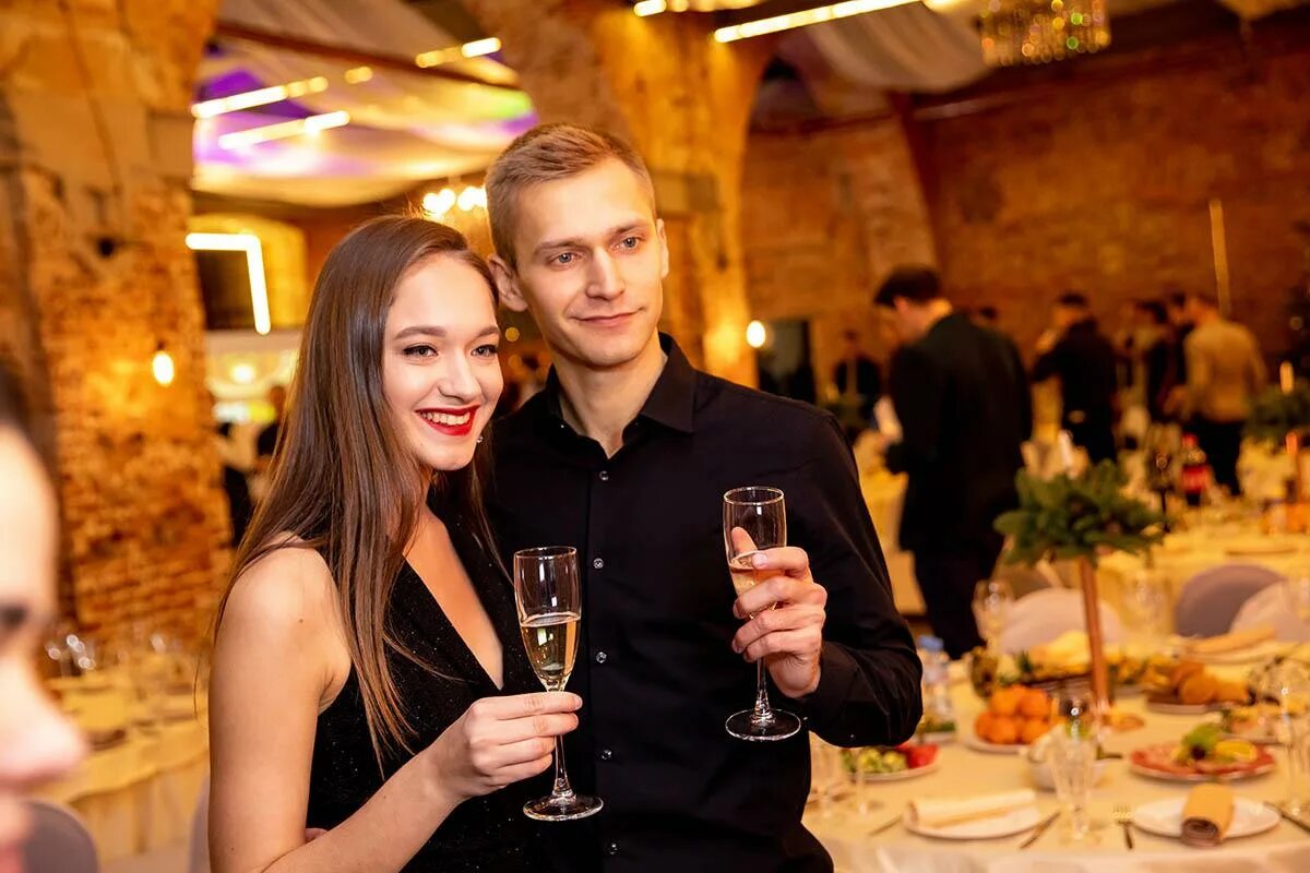 Романтический ужин в кафе. Хаянис холл. Люди в ресторане. Ресторан с посетителями. Ресторан гости.