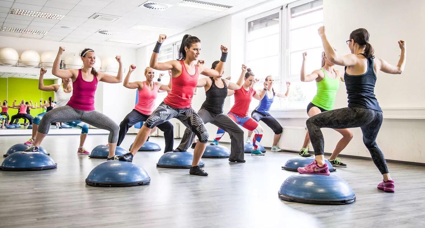 Включи фитнес программу. Bosu фитнес. bosu balance группа. тренировка с bosu в группе. bosu тренировка что это такое в фитнесе.