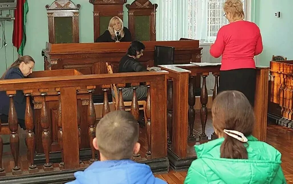 Судебное заседание несовершеннолетние. Суд несовершеннолетних. Родители и дети в суде. Свидетель в суде ребенок. Судебное заседание по усыновлению ребенка.