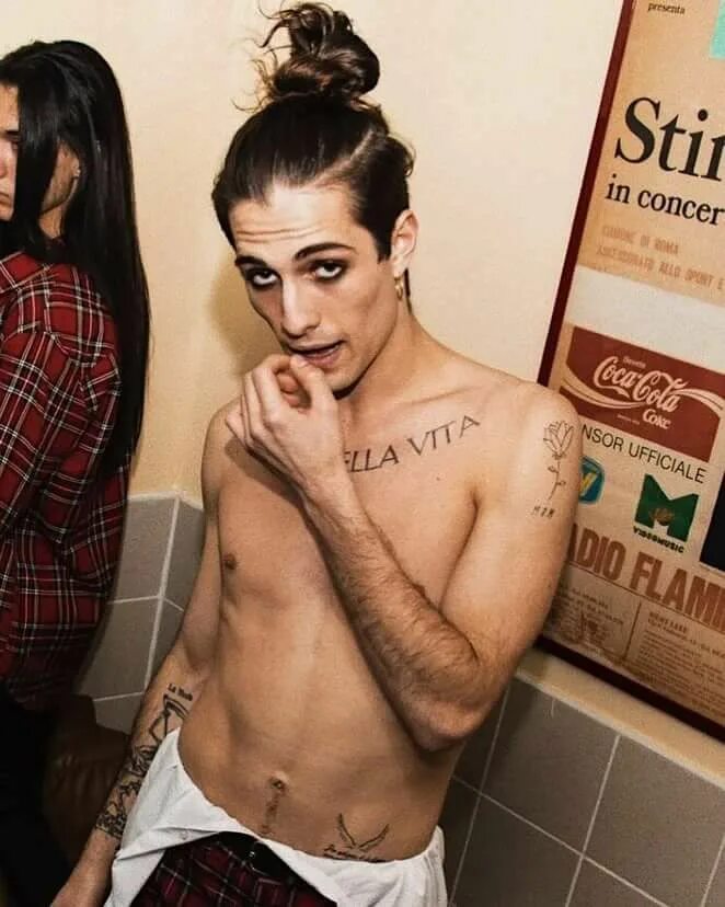 Maneskin honey перевод. Итан токио maneskin.