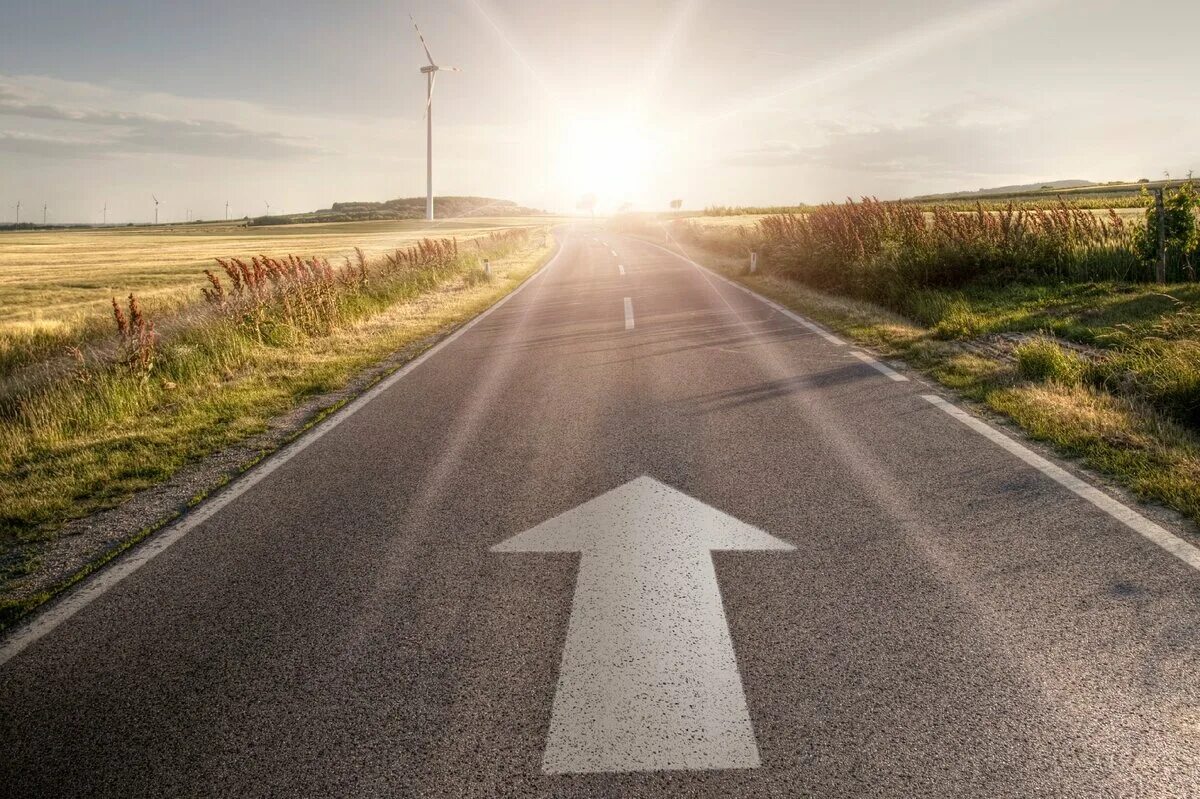 Бежит вперед. Перейти вперед на 2. Бежит к цели. Только вперед мотиватор. Девушка бежит.