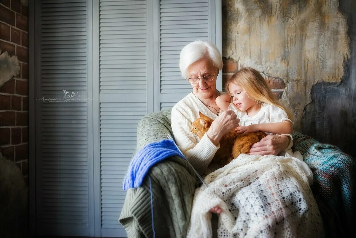 Бабушка с внучкой на руках. Бабушка и внучка. Женщина с внучкой. Женщина с внучкой. Бабушка и внучка.