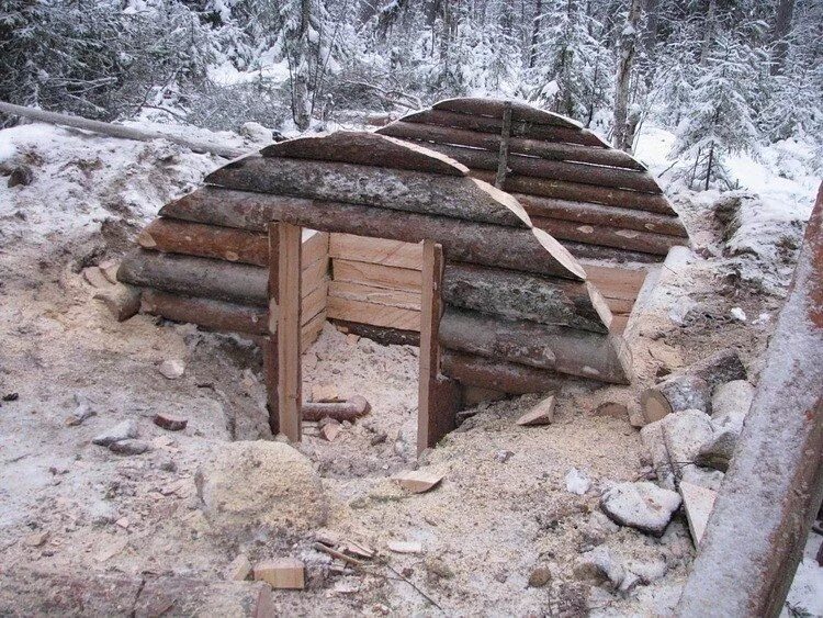 Землянка фортификационное сооружение. Лесная охотничья землянка. Землянка для выживания в лесу. Тарасенко мужья для землянки 2