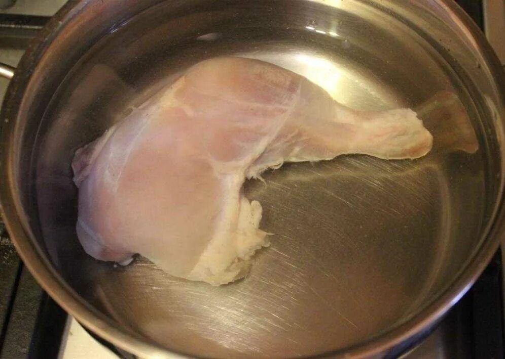 Сколько варится курица в кастрюле. Курица варится. Куриные окорочка в кастрюле. Отварная курица в бульоне. Курица для варки.