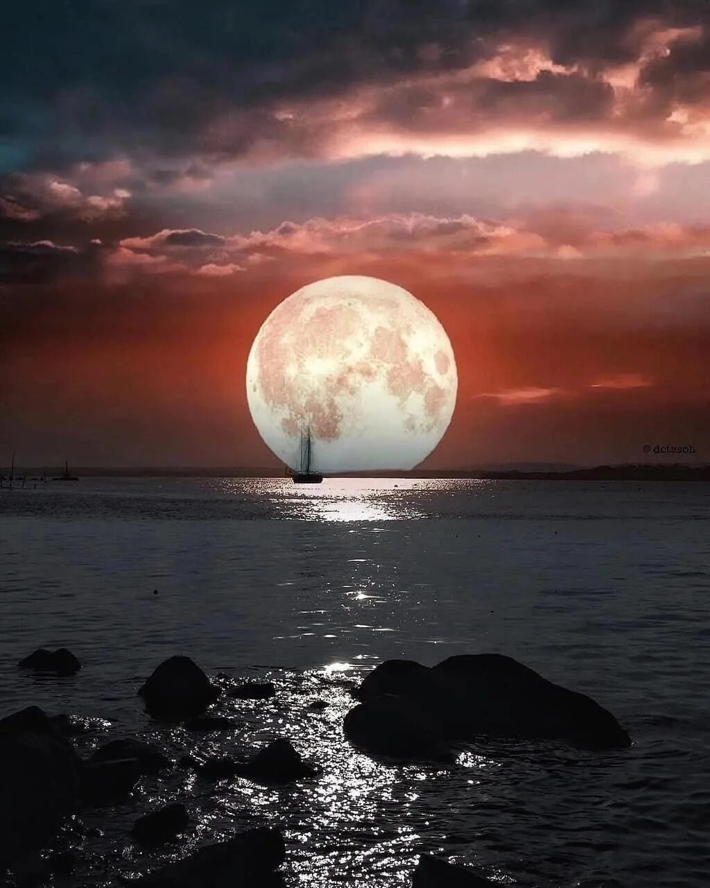 Луна и море. Красивая Луна. Лунный пейзаж. Огромная Луна.