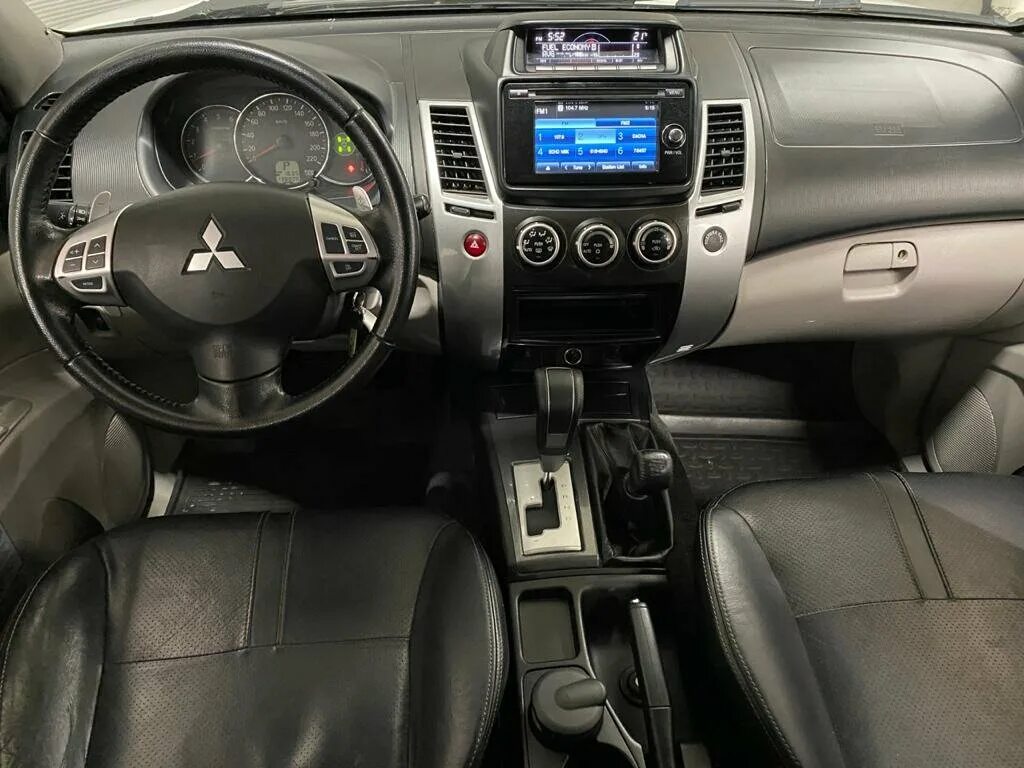 Mitsubishi pajero sport бензин. Mitsubishi Pajero Sport 2 салон. Паджеро спорт 2 механика. Паджеро спорт 2 Рестайлинг салон. Консоль на Mitsubishi Pajero Sport 2.