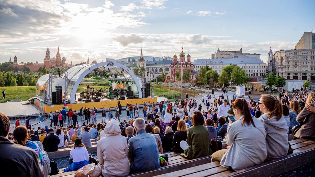 17 июня воздух. Московский парк Зарядье. Парк Зарядье 2023. Парк Зарядье сцена. Джаз фестиваль в Москве Эрмитаж.