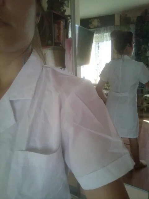 под халатом медицинской сестры. нижнее белье под халатом. под халатом медицинской сестры. полупрозрачный халат женский. видно под халатам.