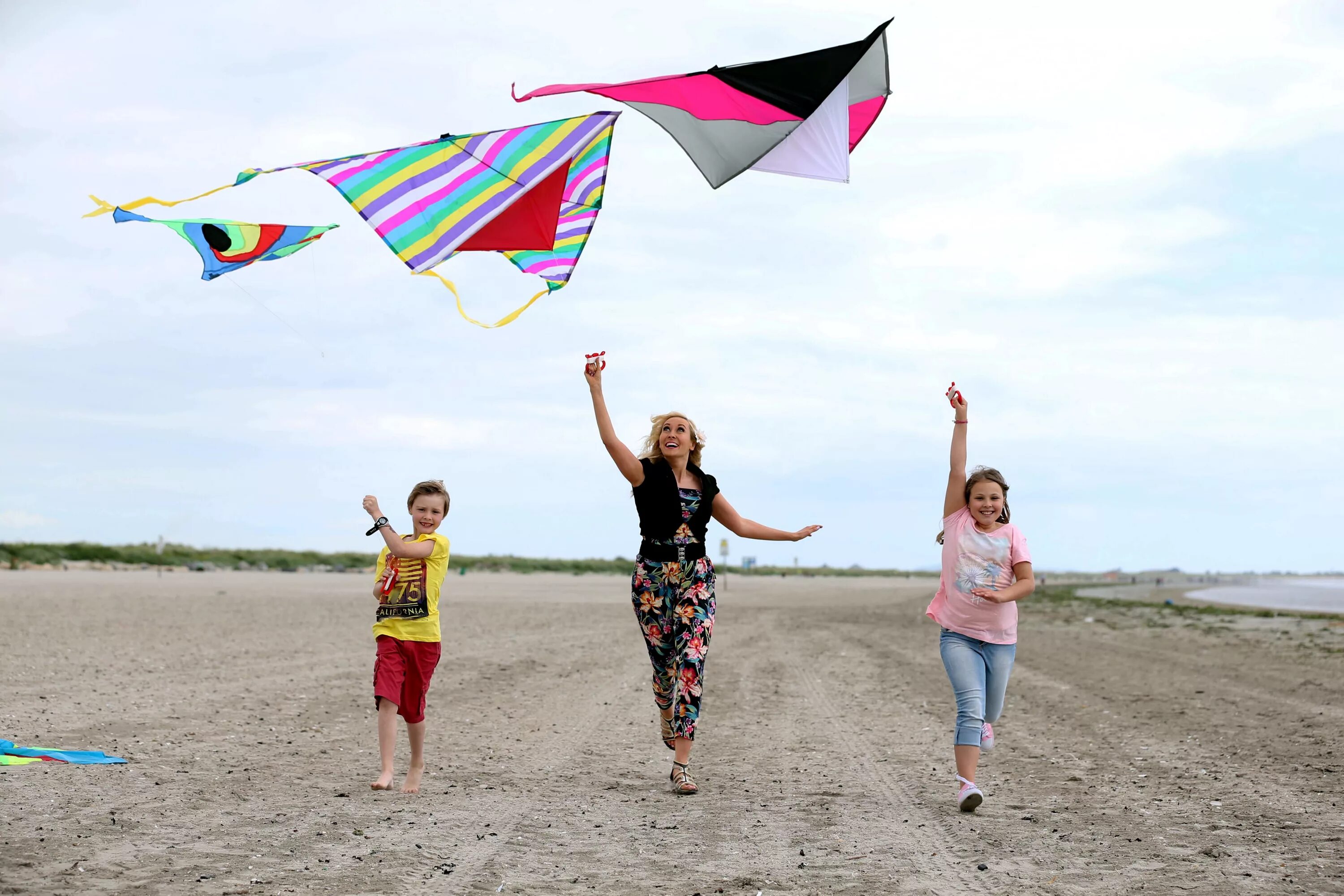 Kid flying. Воздушный змей. Запускать воздушного змея. Запуск воздушных змеев. Воздушный змей запускают.