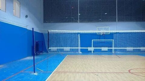 В спортивном зале находятся футбольные и волейбольные