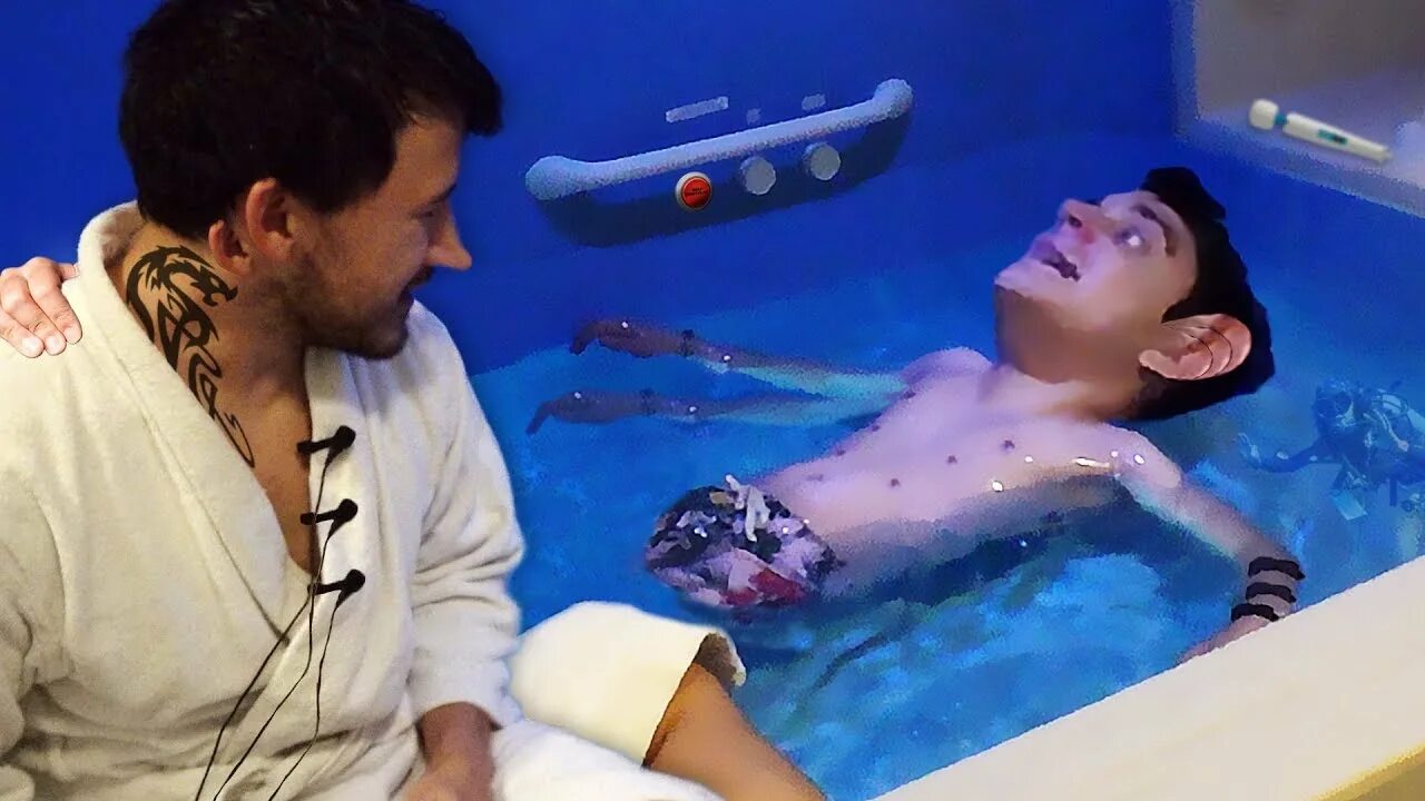 Floating in class scary video. Флоатинг. Флоатинг вдвоем. Sensory Deprivation Tank. Девушка парень флоатинг.