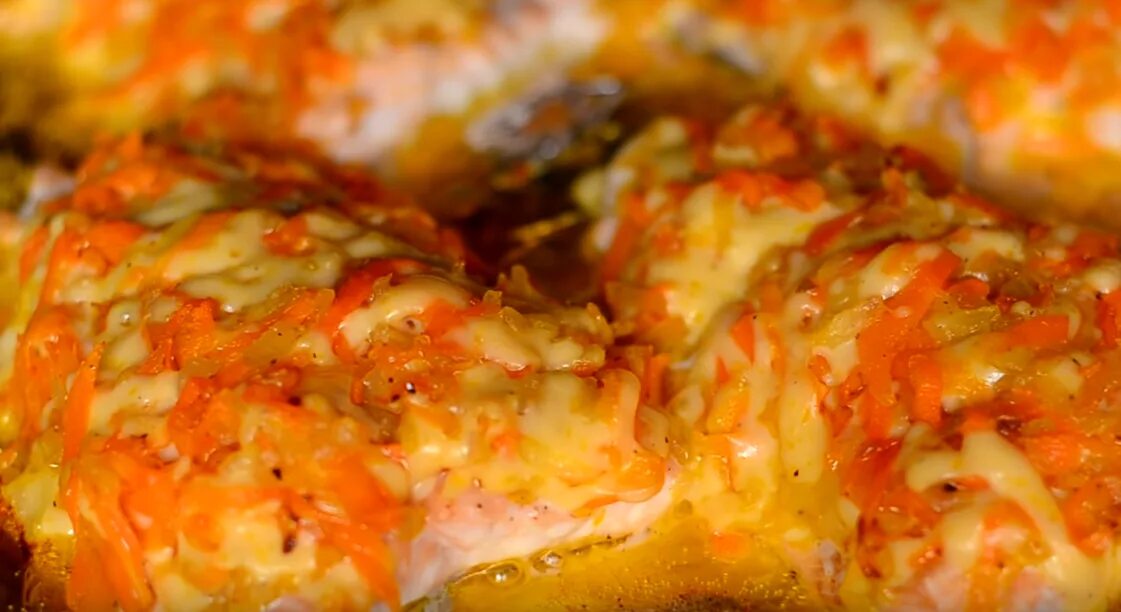 Как приготовить филе горбуши в духовке вкусно. Горбуша в духовке сочная. сочная вкусная горбуша в духовке. горбуша под овощами запеченная в духовке. горбуша под овощной шубой в духовке.