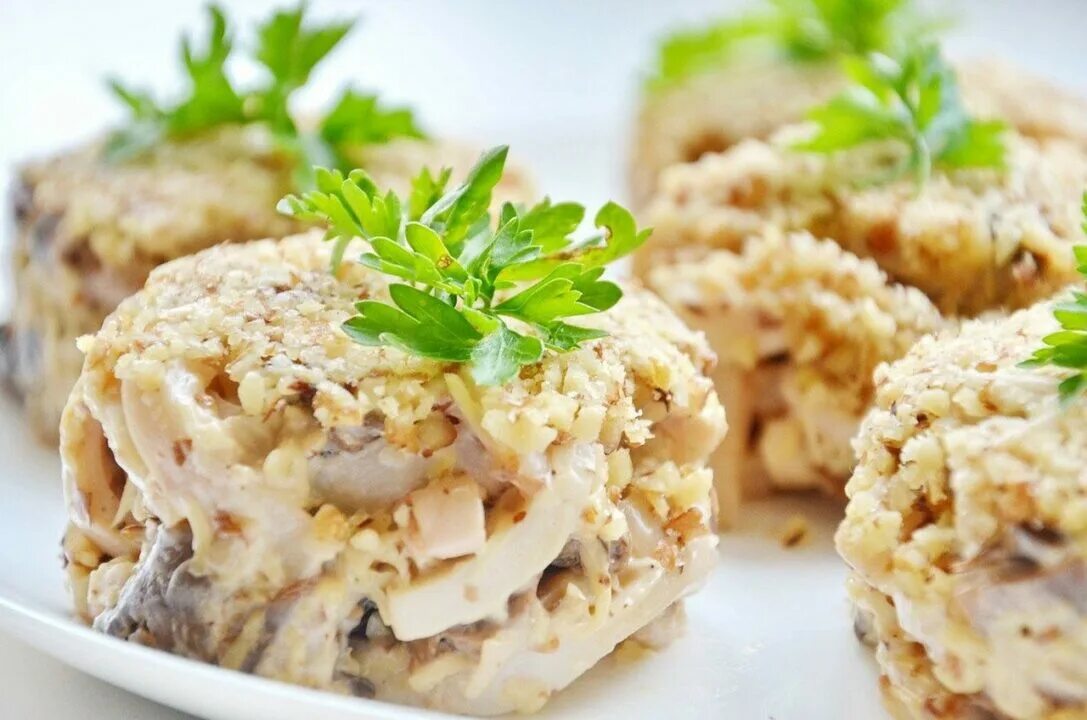 Грибы яйцо куриное филе. Салат с шампиньонами и сыром. салат с куриным филе и грибами. салат с кальмарами и куриным филе. салат с куриным филе, сыром и орехами.