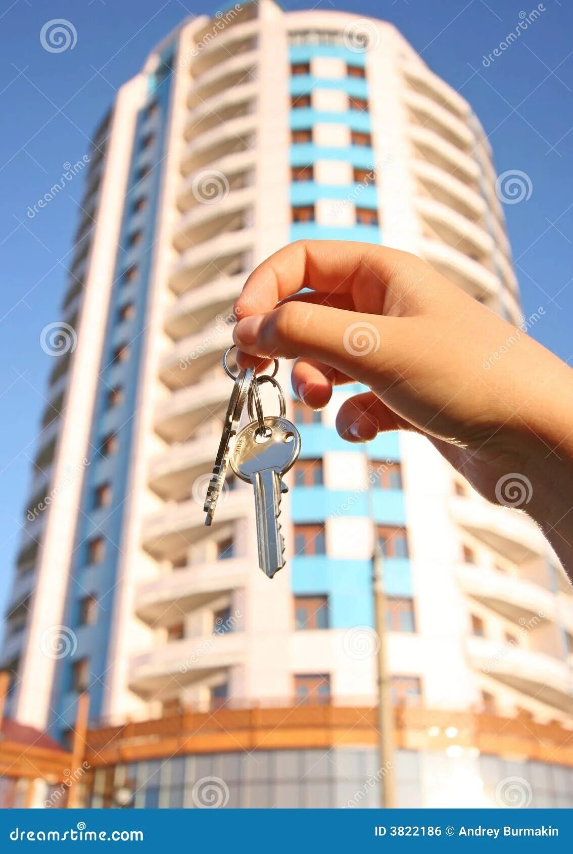 Домик с ключами. «Ключи к дому». Ключи от новостройки. Дом многоэтажный и ключи в руках.