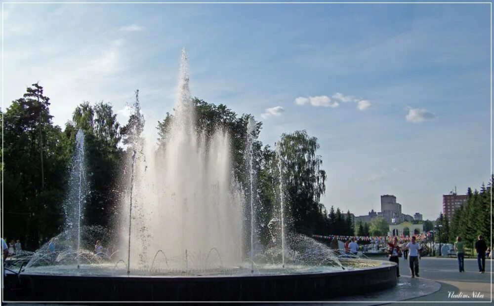 Центральный парк екатеринбурга назван в честь. Фонтаны в ЕКБ парк Маяковского. Фонтан ЦПКИО ЕКБ. Екатеринбург парк Маяковского главный фонтан. Парк Маяковского Екатеринбург вид сверху.