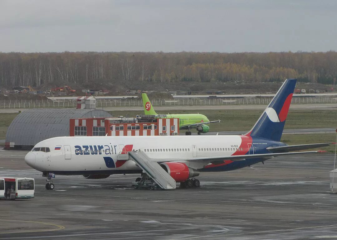 Boeing 767 азур. Boeing 767-300 azur air. Боинг 767 азур. В 767 азур эйр. Boeing 767-300 azur air.