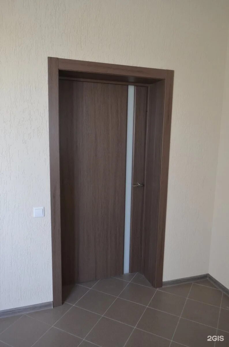 Широкие наличники на двери. Добор дверной. Двери с широкими доборами. Доборы в широкий дверной проем. Планка доборная дверная.