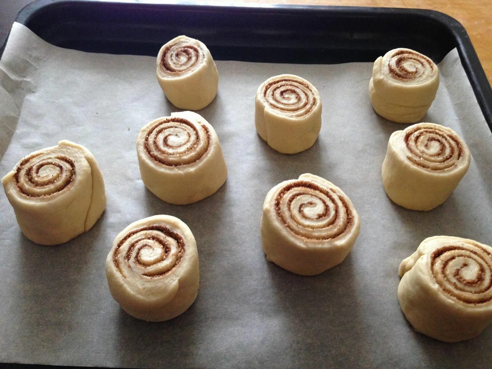 Синнабоны в Пятерочке. Cinnabon булочки. Тесто для булочек Синнабон. Булочки с конфетами