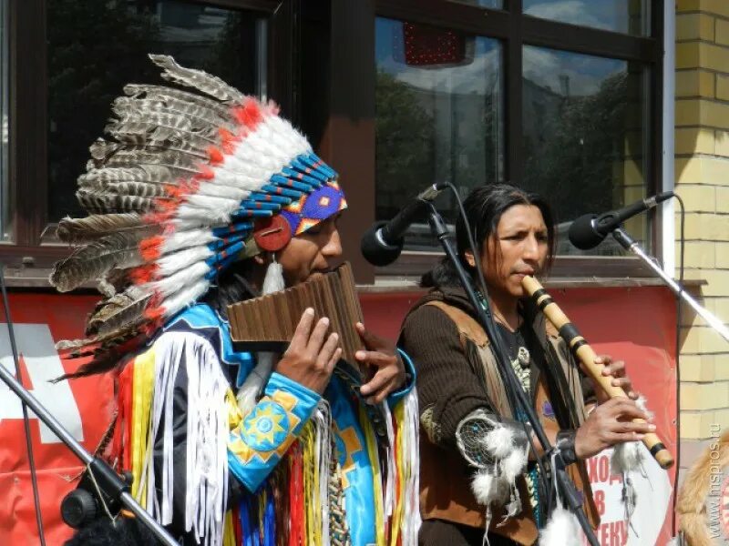 Индейцы поют. Города индейцев. Уличные музыканты индейцы. Индейцы в России.