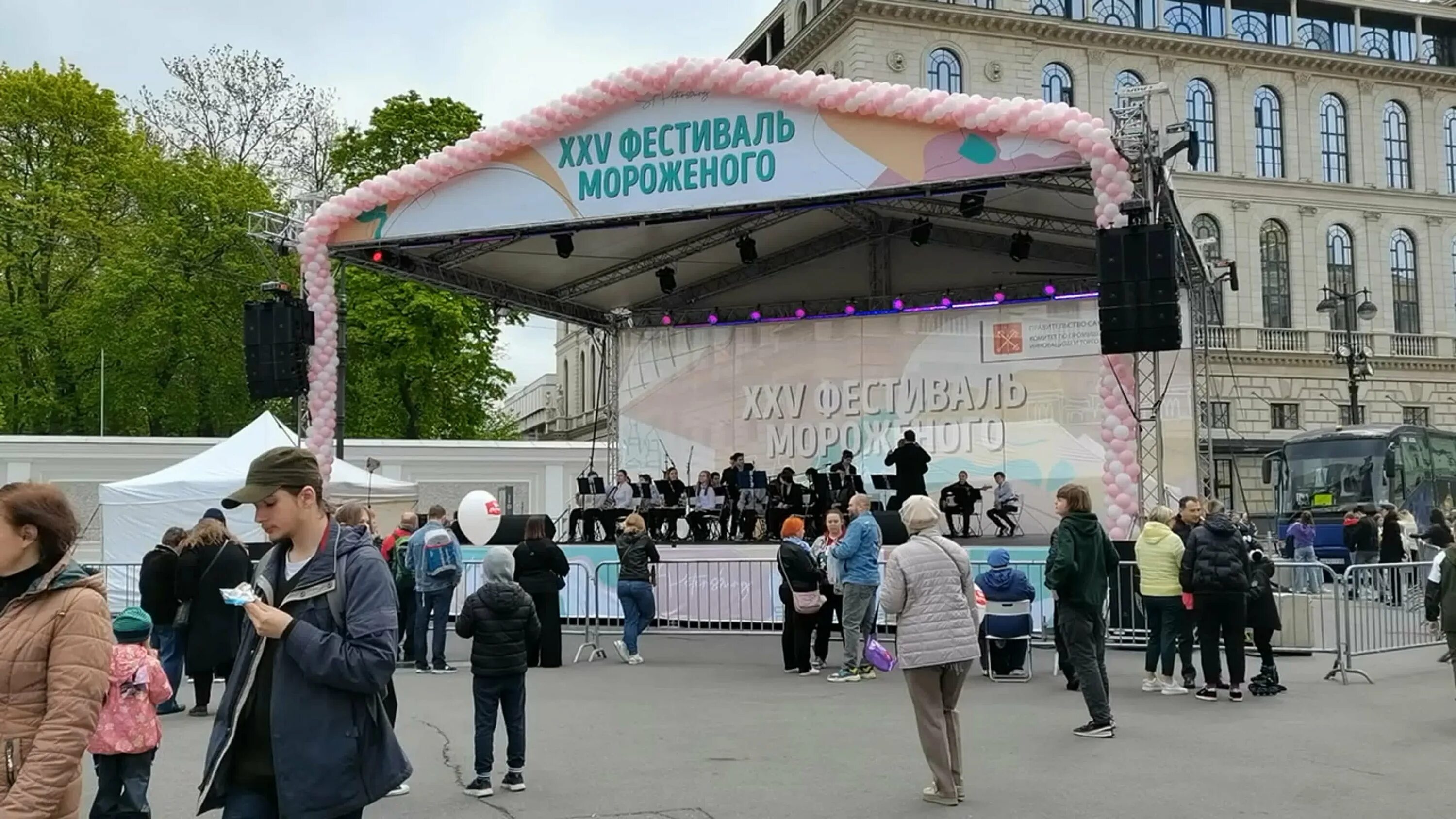 День мороженого в лагере. Когда будет фестиваль мороженое. Мороженое праздник. Фестиваль мороженого спб. Мороженое на набережной.