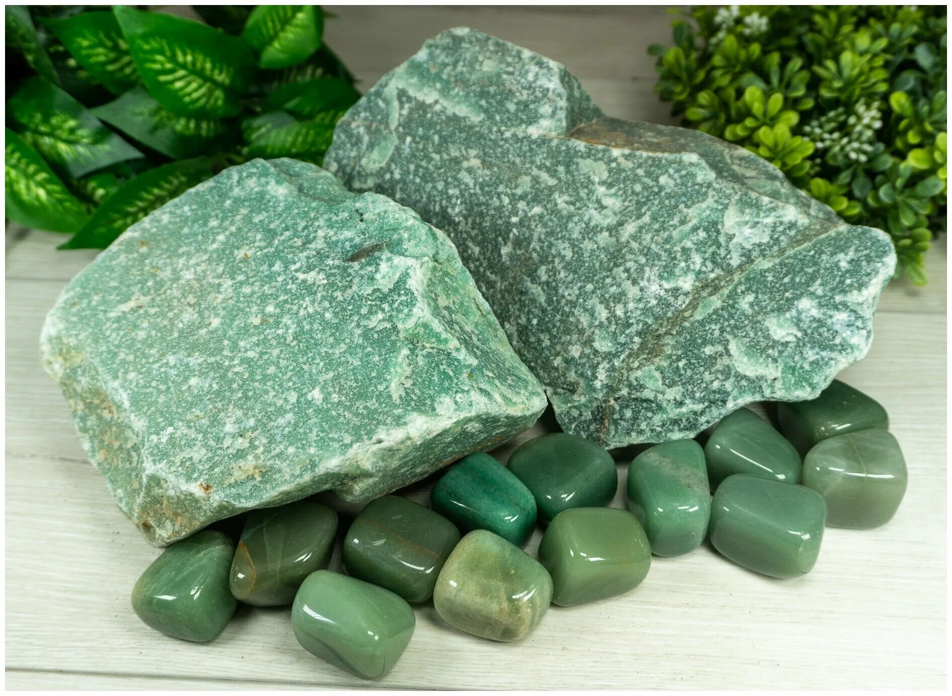 Берин камень. Природный камень гранит. Гнейс горная порода. Дунит горная порода. Микроклиновый гранит.