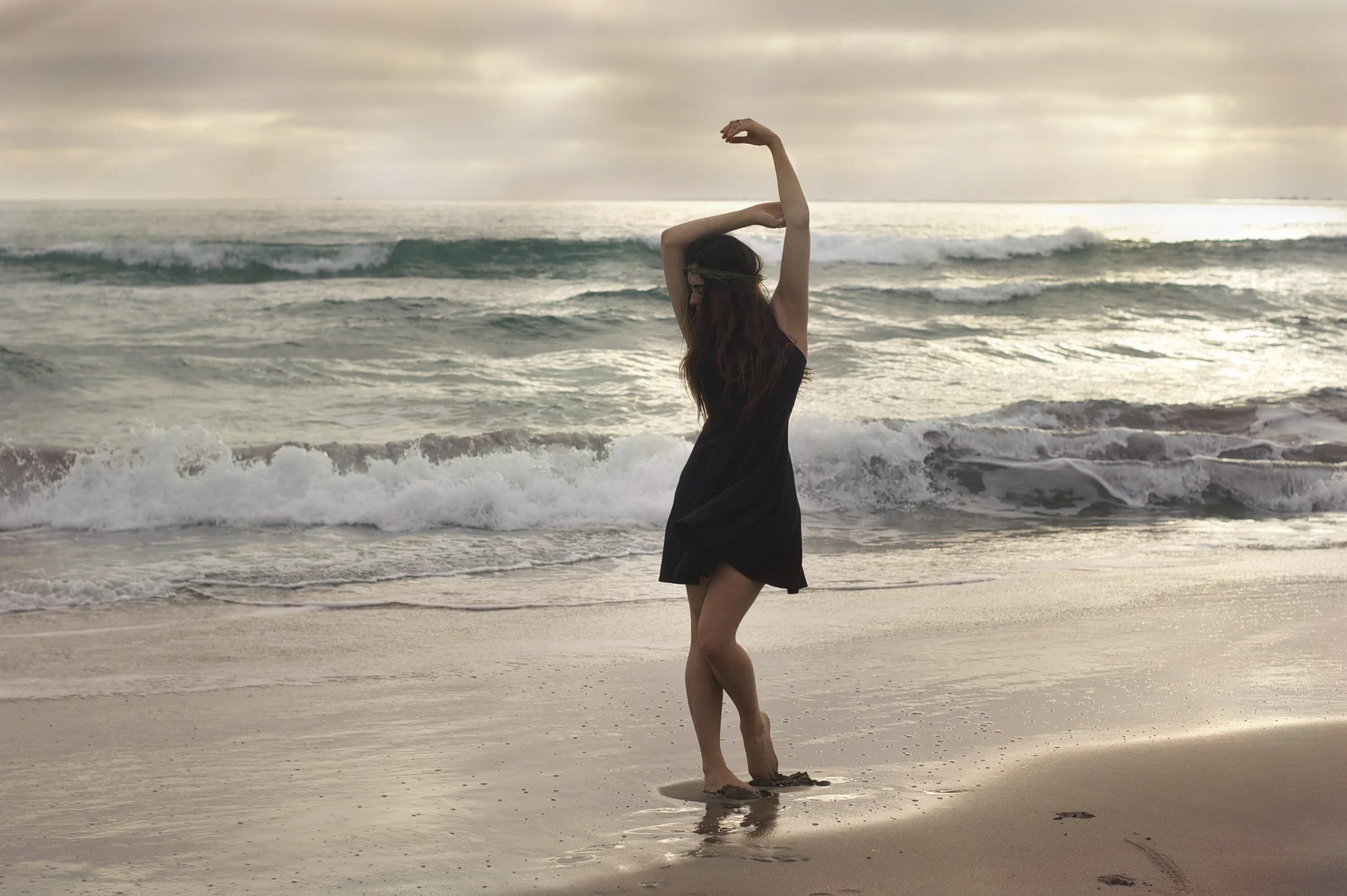 Девушка и океан. Девушка около океана. Девушка на берегу моря портрет. Девушка танцует возле моря. На берегу в синем платье слушать