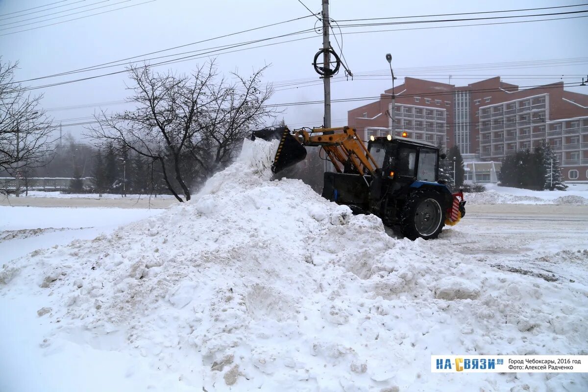 Игра трактора чистят снег. МТЗ-82 зимой уборка снега. Трактор МТЗ-80 уборркаснега. Трактор для чистки снега. Трактор убирает снег.