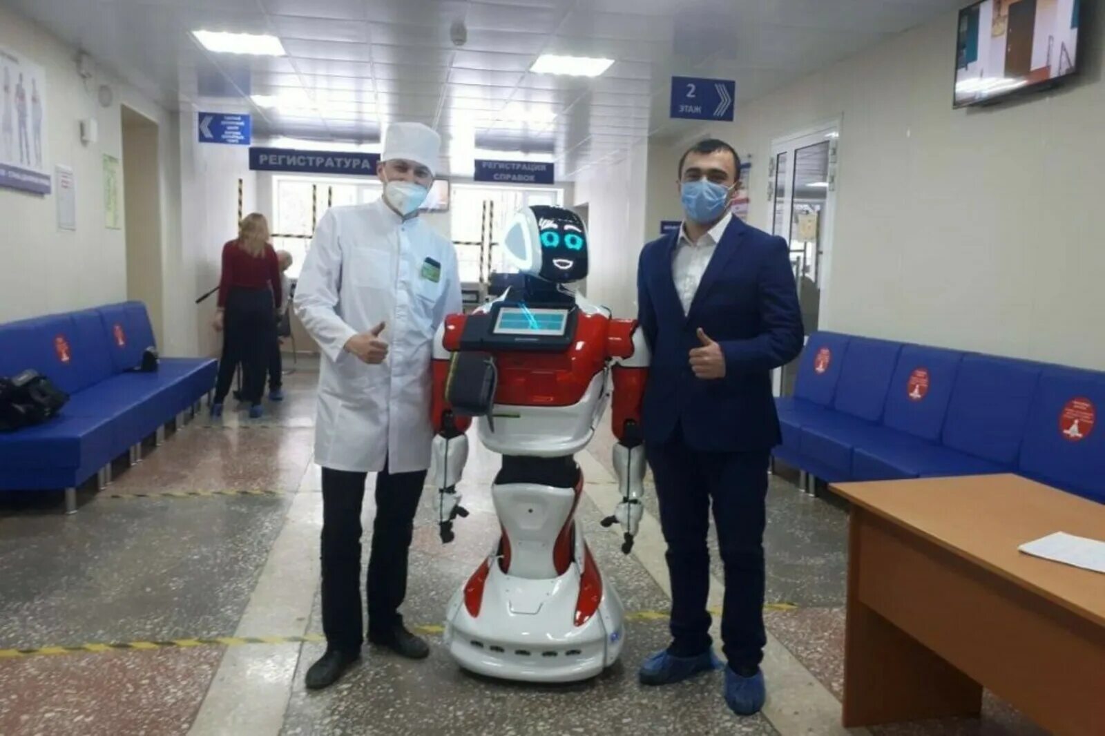 Робот станции. Медицинские роботы. первый медицинский робот. медицинский робот нарт.
