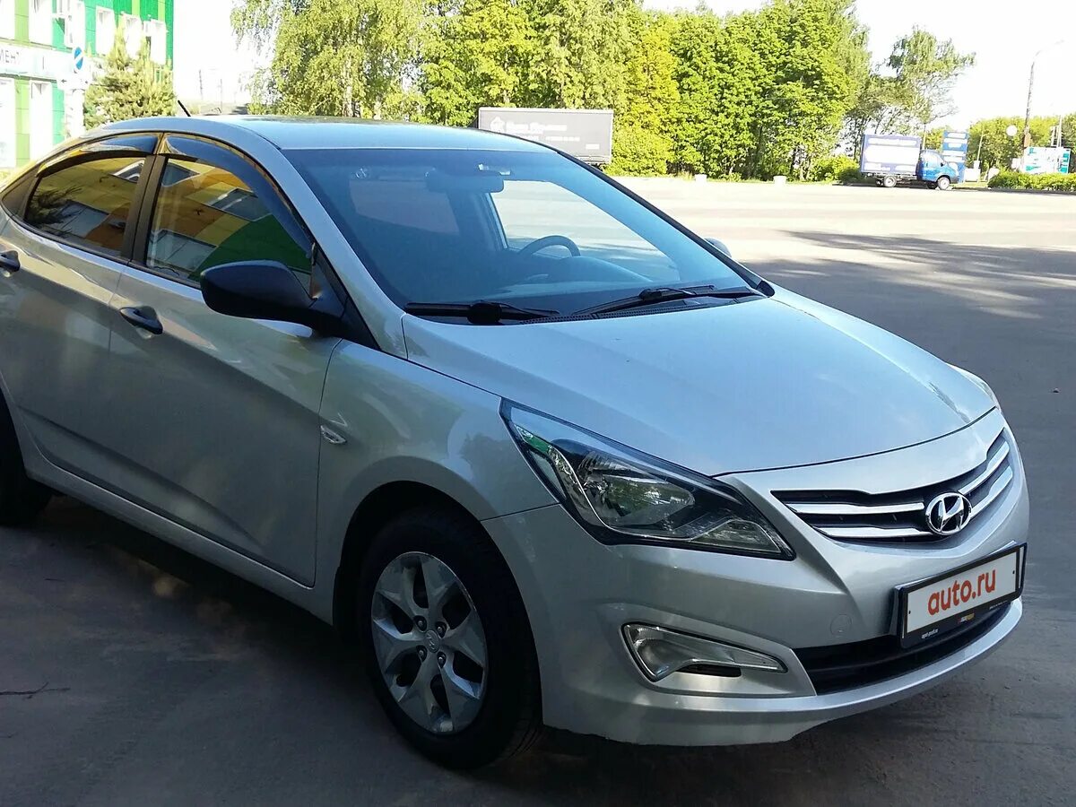 Хендай Солярис 2014 2015 года. Серебристый седан Hyundai Solaris i Рестайлинг 1.4 at (107 л.с.). Hyundai Solaris Avito. Hyundai авито. Авито б у хендай солярисе