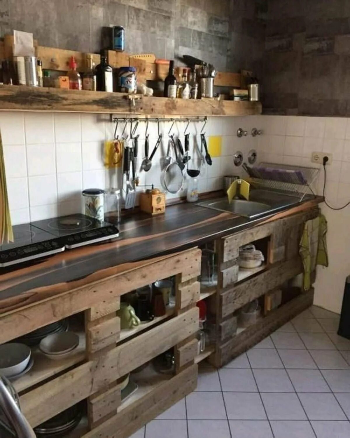 Кухня из поддонов. Кухонные гарнитуры из поддонов. Кухня в стиле лофт. Кухонный гарнитур из поддонов лофт.
