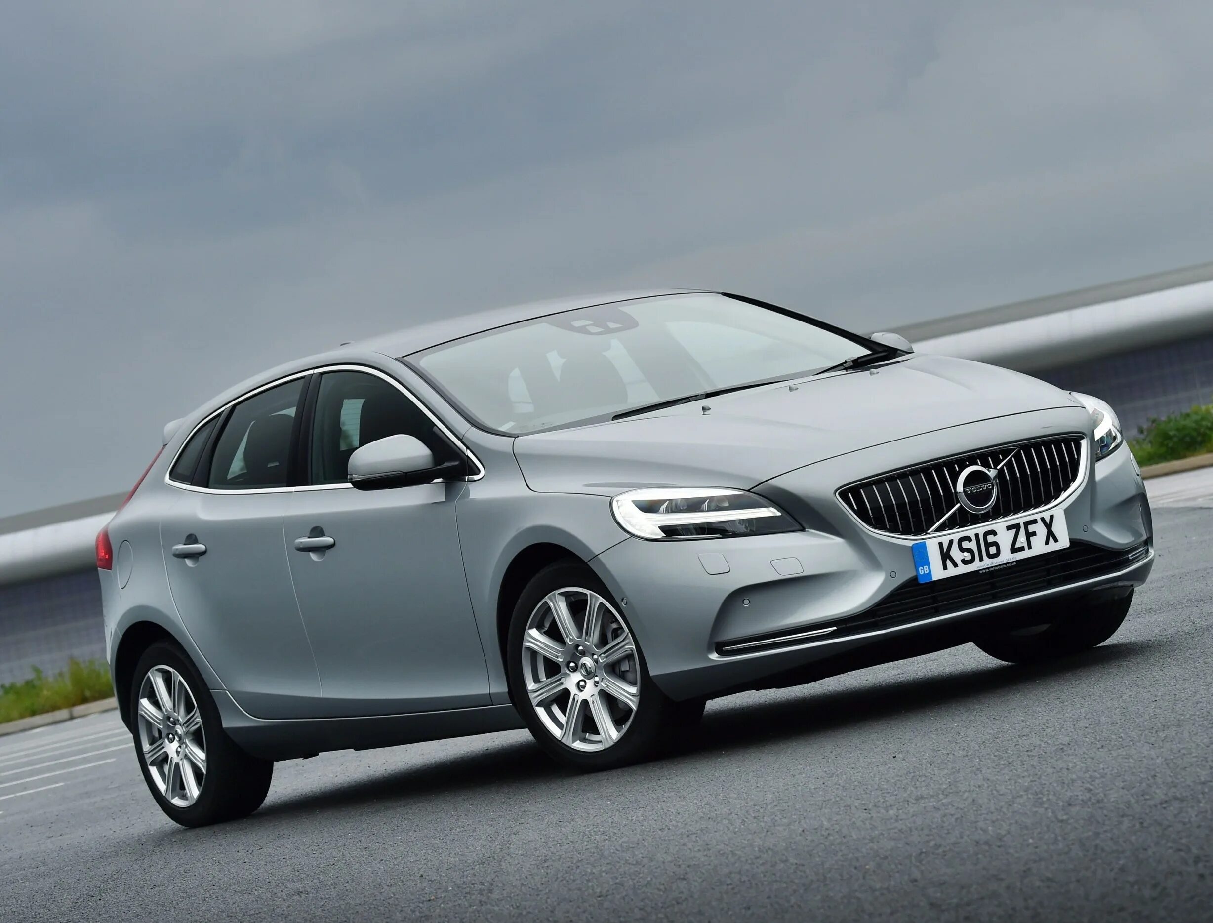 Volvo v40. Вольво v40 2016. Volvo v40 d4 se nav. Вольво чья марка.