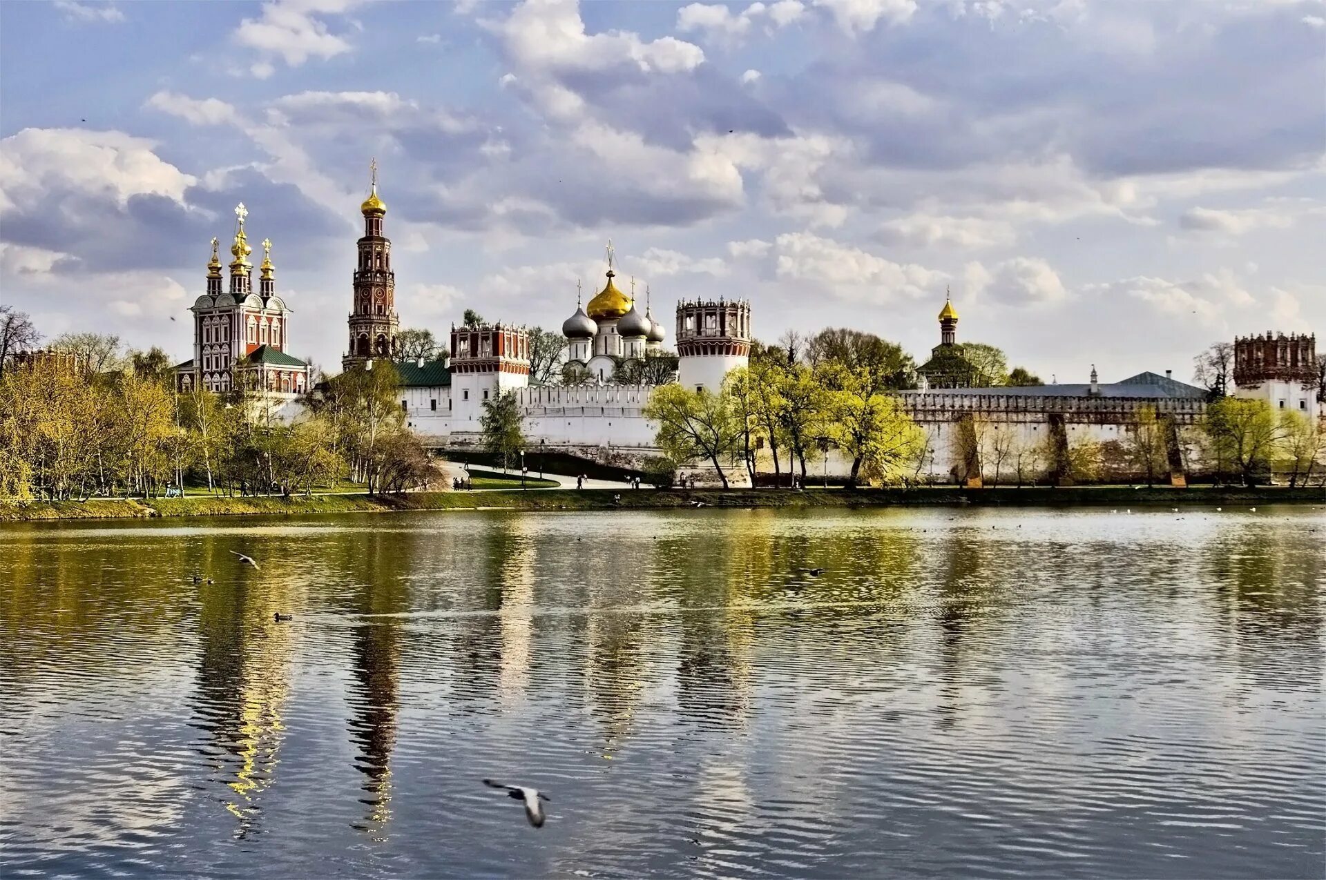 Новодевичий монастырь в Москве. Новодевичий монастырь в Москве 1524. Convent Новодевичий. Вид на Новодевичий монастырь с Москва реки.