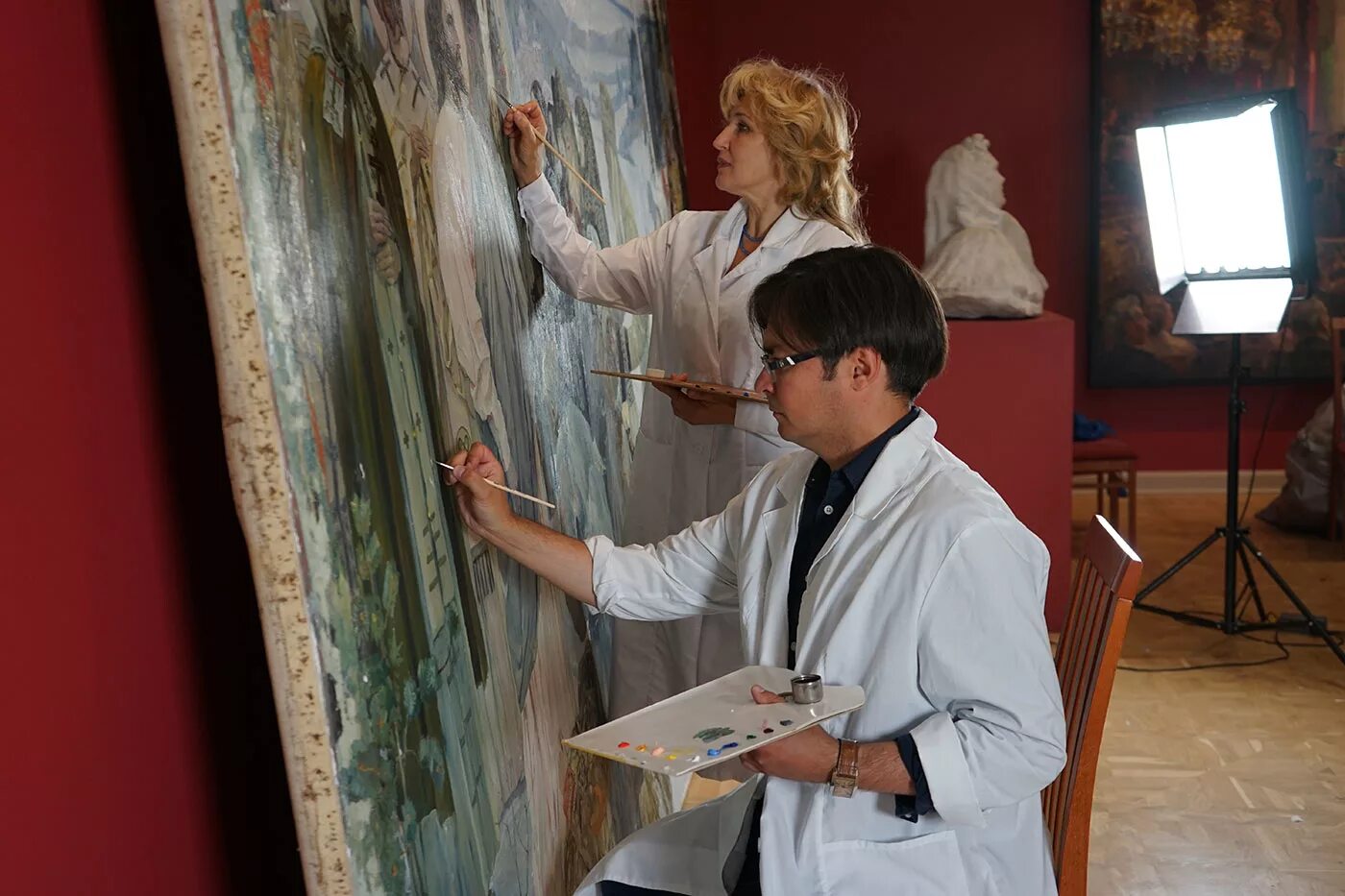 реставратор профессия. в. музейный реставратор. реставраторы музея андрея рублева. художник реставратор.