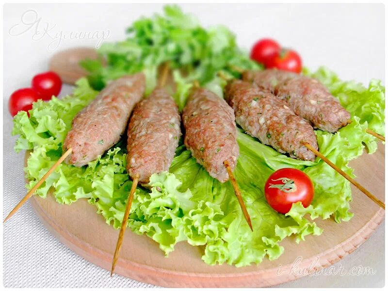 В люля кебаб добавляют яйцо. Люля кебаб на гриле. Люля кебаб грузинский. Люля кебаб котлеты. Люля кебаб.