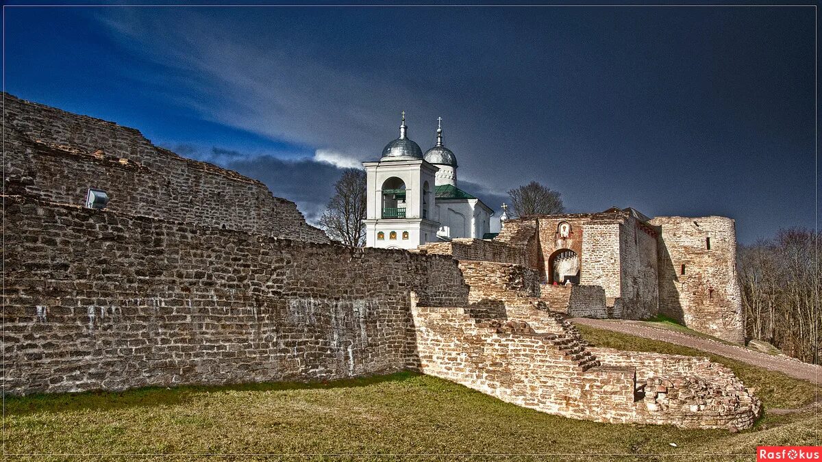 Изборская крепость псковская область. Крепость копорье ломоносовский район. Замок в цесисе латвия. Башня замка эджхилл. Подонки какая крепость.
