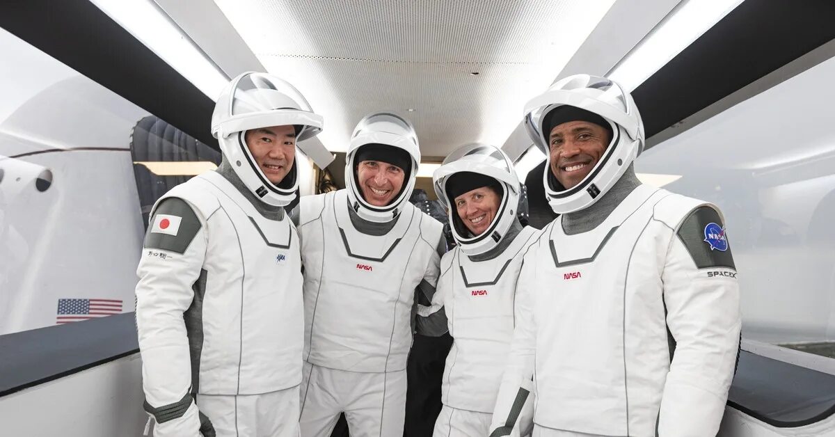 What time is the spacex launch today. Экипаж spacex dragon crew. пилотируемый корабль crew dragon. крю драгон космический корабль. spacex crew dragon мкс.