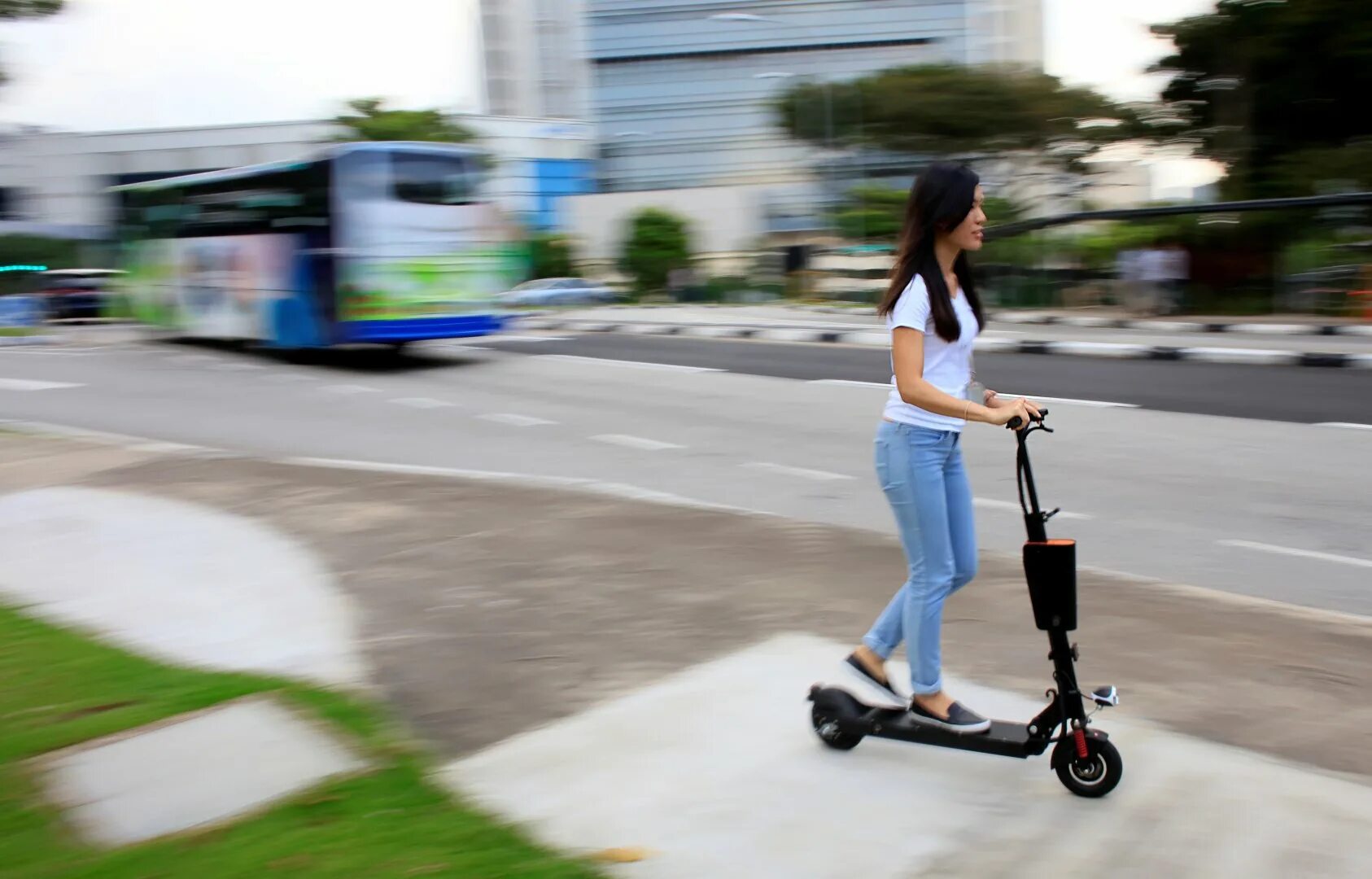 Со скольки лет можно арендовать электросамокат. Самокат Urban Mobility. Электросамокат натратуаре. Езда на самокате по тротуару. Девушка на самокате.