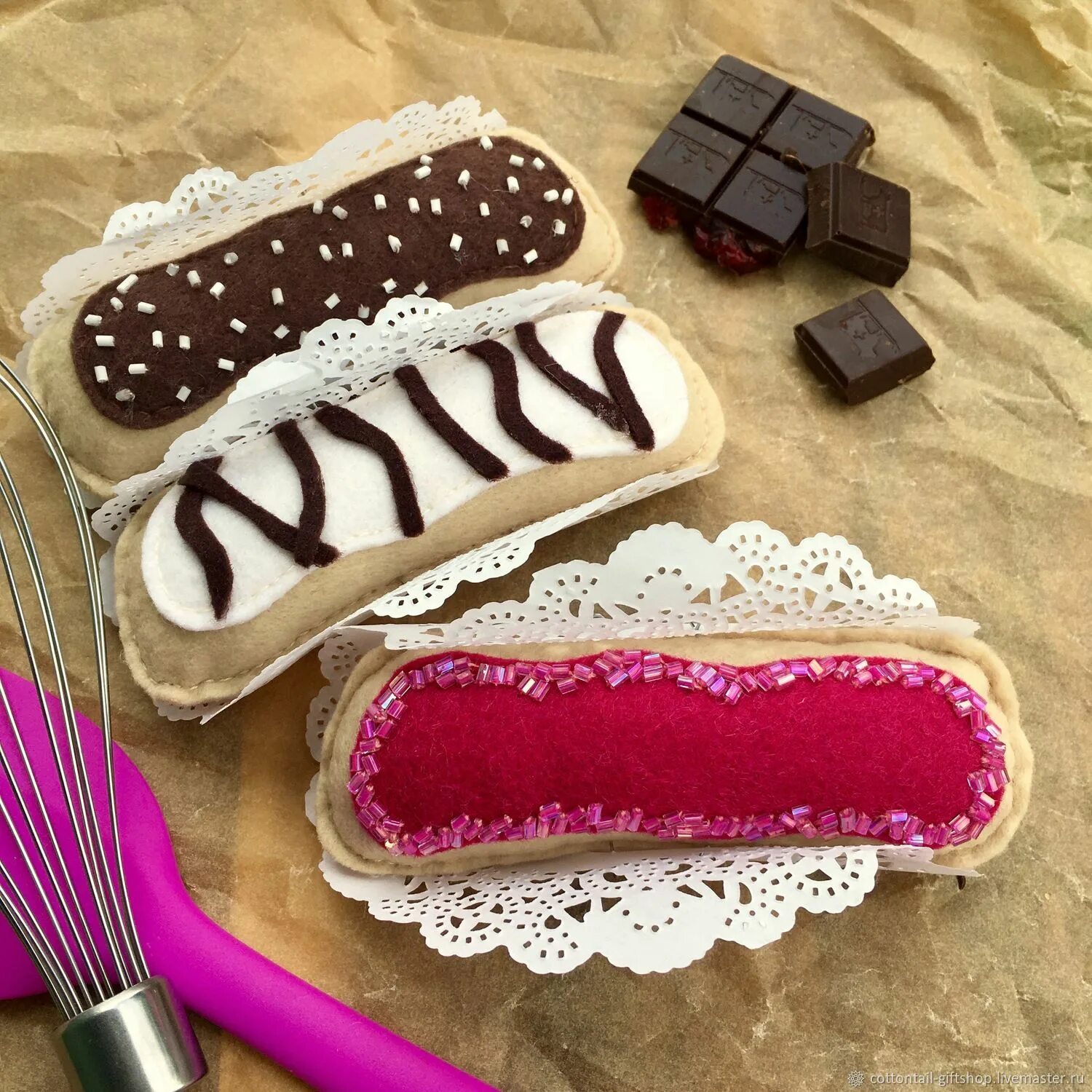 Мягкая игрушка конфетка. Вкусняшки из фетра. Упаковка подарка в крафт бумагу. Леденец из ткани. Конфеты из ткани.