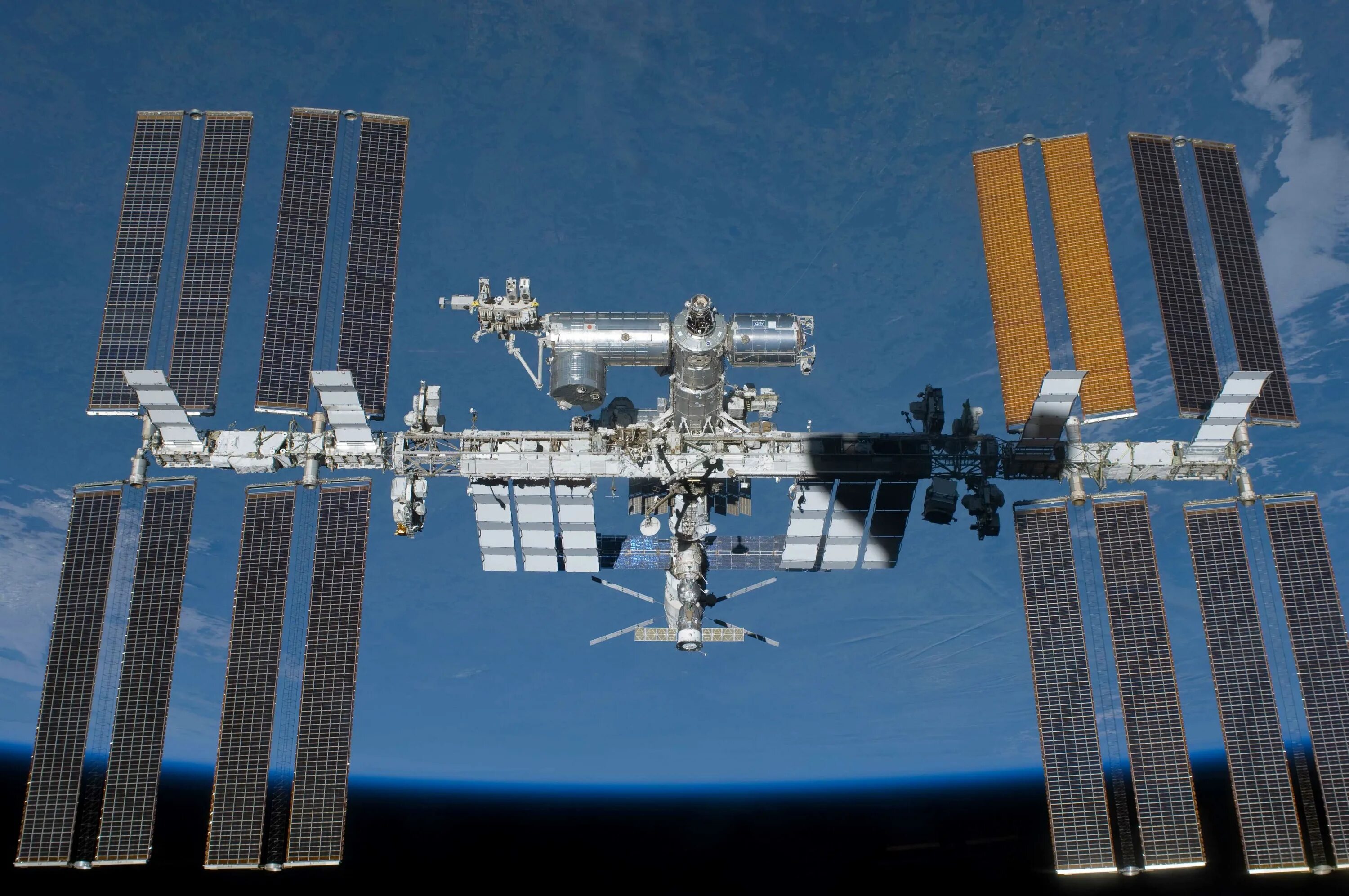 Сколько орбитальных станций в космосе. Международная орбитальная Космическая станция. Космическая станция МКС. Международная Космическая станция ISS. МКС 2006.