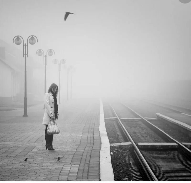 Прощание. Расставание на перроне. Пустой перрон. Одинокая девушка на перроне. Одинокий человек на перроне вокзала.